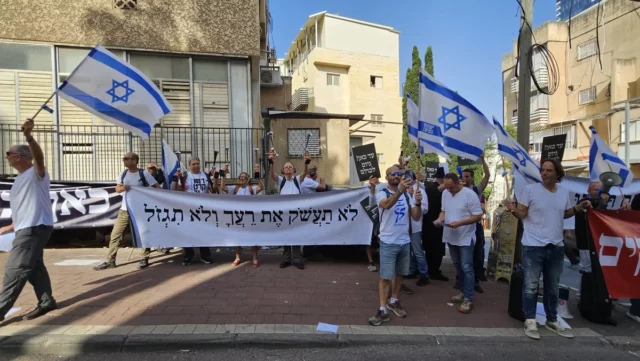 Protestas frente a casa de rabino por fondos a yeshivas haredíes