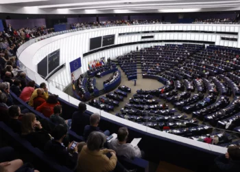 Los miembros del Parlamento Europeo asisten a la última sesión antes de las próximas elecciones europeas, el jueves 25 de abril de 2024 en el Parlamento Europeo en Estrasburgo, al este de Francia. (AP Foto/Jean-François Badias)