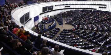 Los miembros del Parlamento Europeo asisten a la última sesión antes de las próximas elecciones europeas, el jueves 25 de abril de 2024 en el Parlamento Europeo en Estrasburgo, al este de Francia. (AP Foto/Jean-François Badias)
