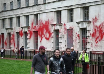 Rocían pintura roja al Ministerio de Defensa británico en protesta contra Israel