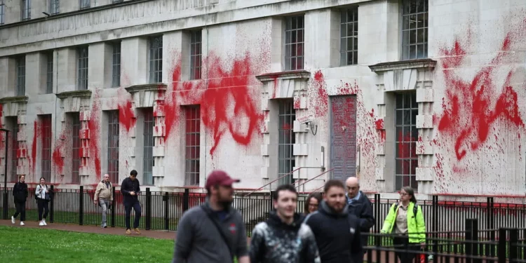 Rocían pintura roja al Ministerio de Defensa británico en protesta contra Israel