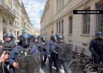 Manifestantes corean “Palestina libre” en la Universidad de la Sorbona de París