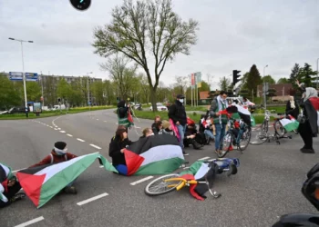 Miles de vehículos quedaron atrapados durante horas en una autopista cerca de Utrecht, debido a una protesta antiisraelí.