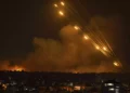 ARCHIVO: Se disparan cohetes hacia Israel desde la Franja de Gaza, el domingo de octubre. 8 de diciembre de 2023. (Foto AP/Fatima Shbair)