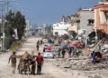 Residentes de Jan Yunis regresan tras retirada parcial de Israel de Gaza