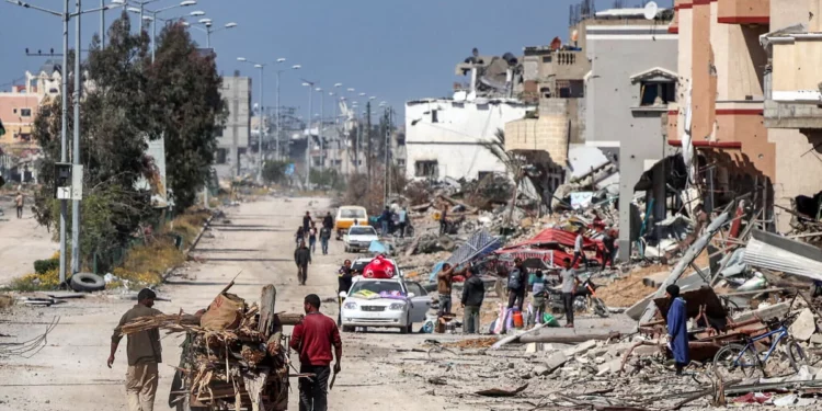 Residentes de Jan Yunis regresan tras retirada parcial de Israel de Gaza