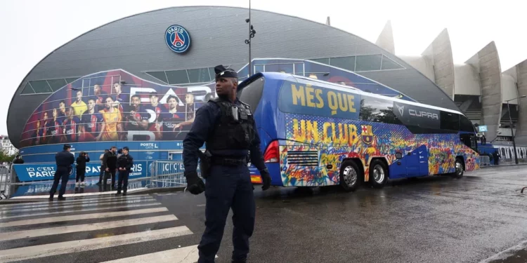 Refuerzo de la seguridad en torno al partido de fútbol PSG-Barcelona tras la amenaza del Estado Islámico