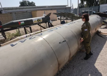 Israel muestra a periodistas los restos de un misil iraní interceptado