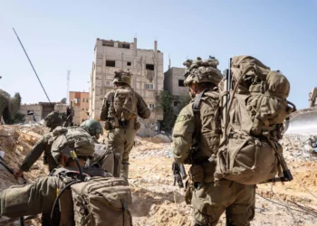 Tropas de la Brigada de Comando operan en el barrio Jan Yunis de al-Amal, en una imagen publicada el 2 de abril de 2024 (Fuerzas de Defensa de Israel).