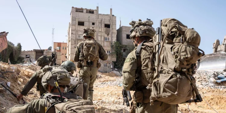 Tropas de la Brigada de Comando operan en el barrio Jan Yunis de al-Amal, en una imagen publicada el 2 de abril de 2024 (Fuerzas de Defensa de Israel).
