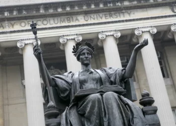 Presidente de Universidad de Columbia testificará sobre antisemitismo en el campus