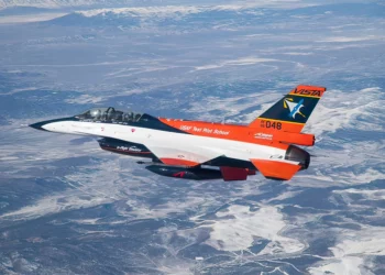 Caza F-16 modificado realiza un “asombroso” vuelo controlado por IA.