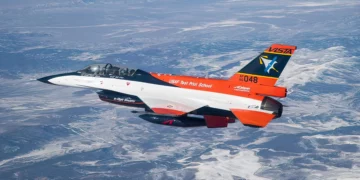 Caza F-16 modificado realiza un “asombroso” vuelo controlado por IA.
