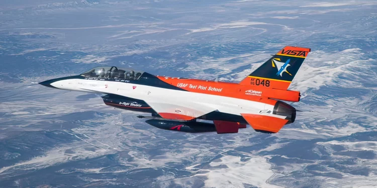 Caza F-16 modificado realiza un “asombroso” vuelo controlado por IA.