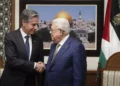 El secretario de Estado de Estados Unidos, Antony Blinken (izquierda), y el presidente de la Autoridad Palestina, Mahmoud Abbas, se dan la mano durante su reunión en la ciudad de Ramala, el 7 de febrero de 2024. (Mark Schiefelbein/AP)
