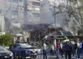 La gente se reúne cerca de un edificio destruido en Damasco, Siria, el 1 de abril de 2024. (SANA vía AP)