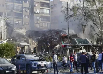 La gente se reúne cerca de un edificio destruido en Damasco, Siria, el 1 de abril de 2024. (SANA vía AP)