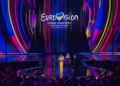 Los presentadores Alesha Dixon, Graham Norton, Hannah Waddingham y Julia Sanina aparecen en el escenario durante la final del Festival de la Canción de Eurovisión 2023 el 13 de mayo de 2023 en el M&S Bank Arena de Liverpool, norte de Inglaterra. (Paul Ellis/AFP)