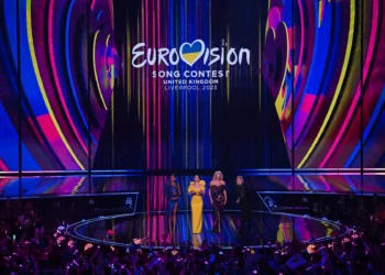Los presentadores Alesha Dixon, Graham Norton, Hannah Waddingham y Julia Sanina aparecen en el escenario durante la final del Festival de la Canción de Eurovisión 2023 el 13 de mayo de 2023 en el M&S Bank Arena de Liverpool, norte de Inglaterra. (Paul Ellis/AFP)