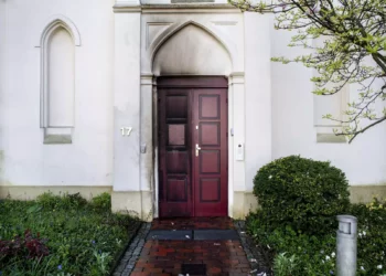 Se pueden ver rastros de fuego en la puerta de entrada de una sinagoga dañada por un dispositivo incendiario en Oldenburg, Alemania, el 5 de abril de 2024. (Hauke-Christian Dittrich/dpa vía AP)