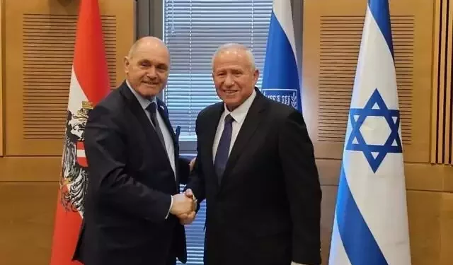 El ministro de Agricultura, Avi Dichter (R), se reúne con el presidente del Consejo Nacional de Austria, Wolfgang Sobotka, en la Knesset, Jerusalén, el 3 de abril de 2024 (Oficina del ministro de Agricultura, Avi Dichter)