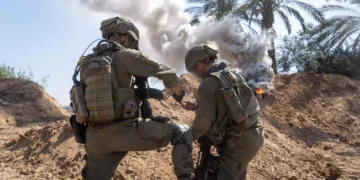 Las tropas operan en la Franja de Gaza en una foto autorizada para su publicación el 19 de abril de 2024. (Fuerzas de Defensa de Israel)