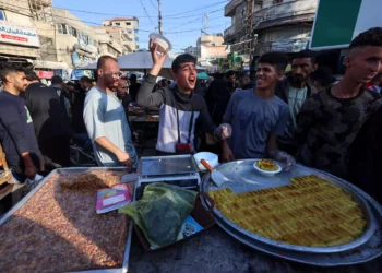 Palestinos venden dulces en Rafah, en el sur de la Franja de Gaza, el 9 de abril de 2024. (Mohammed Abed/AFP)