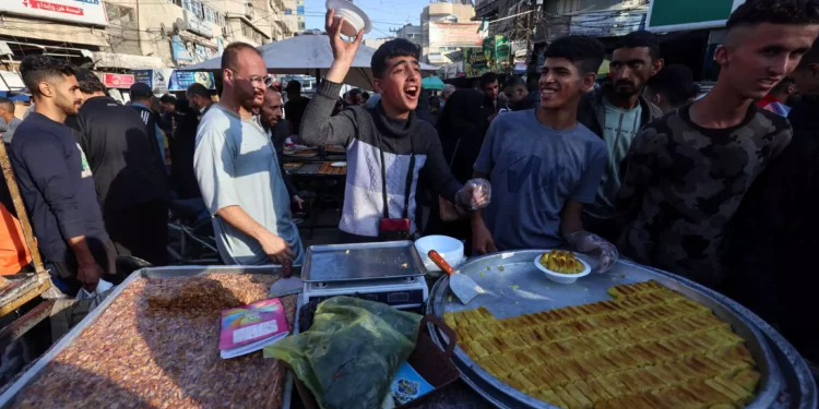 Palestinos venden dulces en Rafah, en el sur de la Franja de Gaza, el 9 de abril de 2024. (Mohammed Abed/AFP)