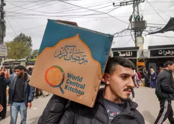 Un hombre lleva una caja de cartón con ayuda alimentaria proporcionada por World Central Kitchen en Rafah, en el sur de la Franja de Gaza, el 17 de marzo de 2024. (Mohammed Abed/AFP)