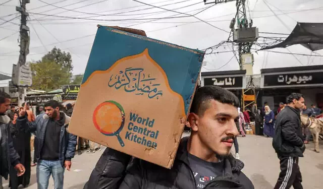 Un hombre lleva una caja de cartón con ayuda alimentaria proporcionada por World Central Kitchen en Rafah, en el sur de la Franja de Gaza, el 17 de marzo de 2024. (Mohammed Abed/AFP)