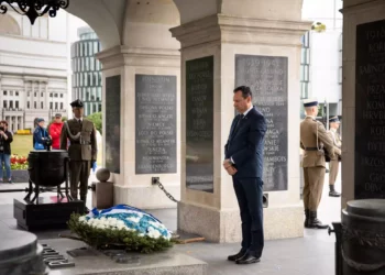 El embajador de Israel en Polonia, Yacov Livne, presenta sus respetos en la Tumba del Soldado Desconocido en Varsovia el 12 de julio de 2022.
(Cortesía)