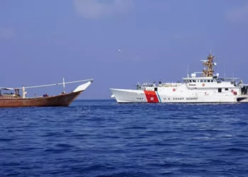 Una fotografía publicada por el Comando Central de Estados Unidos (CENTCOM) el 15 de febrero de 2024 muestra un cúter de la marina estadounidense junto a un barco que supuestamente transportaba un cargamento de armas iraníes destinadas a los rebeldes hutíes de Yemen que fue incautado el 28 de enero. (CENTCOM/AFP )