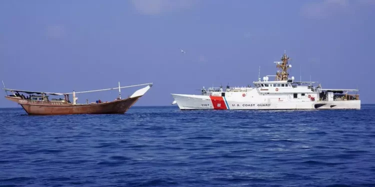 Una fotografía publicada por el Comando Central de Estados Unidos (CENTCOM) el 15 de febrero de 2024 muestra un cúter de la marina estadounidense junto a un barco que supuestamente transportaba un cargamento de armas iraníes destinadas a los rebeldes hutíes de Yemen que fue incautado el 28 de enero. (CENTCOM/AFP )