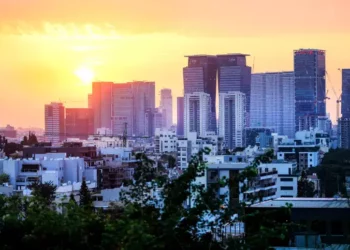 Ilustrativo: Vista del sol sobre Tel Aviv. 29 de enero de 2024. (Moshe Shai/Flash90)