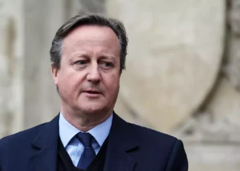 El secretario de Asuntos Exteriores de Gran Bretaña, David Cameron, reacciona al salir de la Abadía de Westminster en Londres, al final de la ceremonia anual de servicio del Día de la Commonwealth, el 11 de marzo de 2024. (Daniel Leal/AFP)
