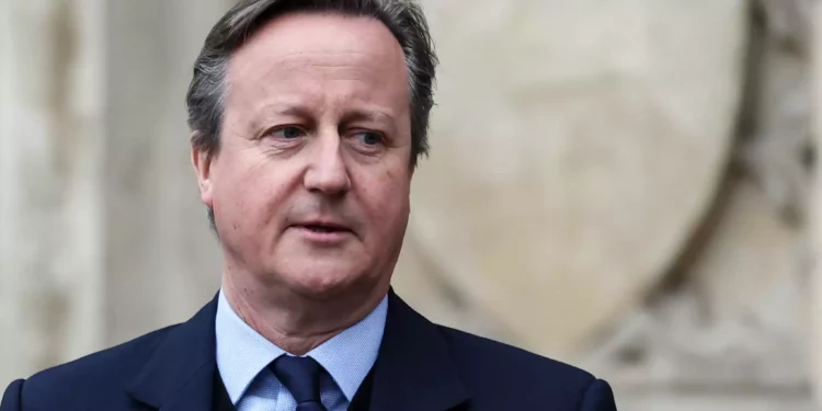 El secretario de Asuntos Exteriores de Gran Bretaña, David Cameron, reacciona al salir de la Abadía de Westminster en Londres, al final de la ceremonia anual de servicio del Día de la Commonwealth, el 11 de marzo de 2024. (Daniel Leal/AFP)