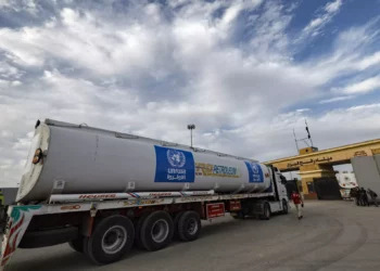 Un camión de combustible de la Agencia de Obras Públicas y Socorro de las Naciones Unidas para los Refugiados de Palestina (UNRWA) llega al lado egipcio del cruce fronterizo de Rafah con la Franja de Gaza el 22 de noviembre de 2023. (Khaled Desouki/ AFP)