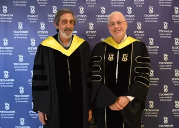 Prof. Avi Wigderson (izquierda) con el presidente del Technion, Prof. Uri Sivan. (Rami Shelush, Oficina del Portavoz del Technion)