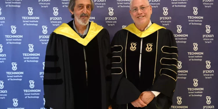 Prof. Avi Wigderson (izquierda) con el presidente del Technion, Prof. Uri Sivan. (Rami Shelush, Oficina del Portavoz del Technion)