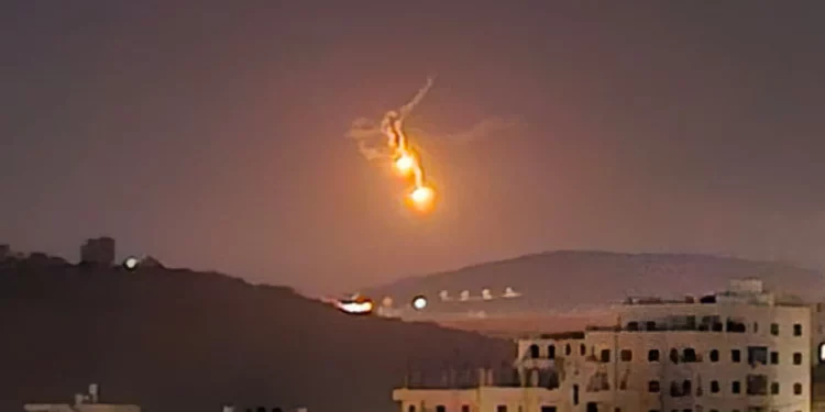 Las defensas aéreas de Irán han derribado tres aviones no tripulados que supuestamente fueron lanzados por Israel