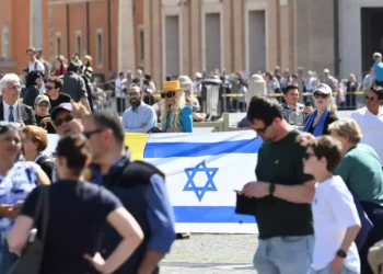 La gente sostiene una bandera nacional israelí en la plaza de San Pedro antes de la oración del Papa Francisco Regina Coeli el 7 de abril de 2024 en el Vaticano. 

(Alberto Pizzoli/AFP)