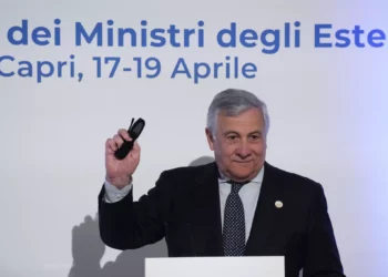 El ministro de Relaciones Exteriores de Italia, Antonio Tajani, habla con los periodistas durante la conferencia de prensa final en la reunión de ministros de Relaciones Exteriores del G7 en la isla de Capri, Italia, el 19 de abril de 2024. (AP Foto/Gregorio Borgia)