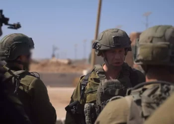 El jefe del Comando Sur de las FDI, el general de división Yaron Finkelman, se reúne con las tropas en el centro de Gaza, el 19 de abril de 2024. (Fuerzas de Defensa de Israel)