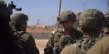 El jefe del Comando Sur de las FDI, el general de división Yaron Finkelman, se reúne con las tropas en el centro de Gaza, el 19 de abril de 2024. (Fuerzas de Defensa de Israel)