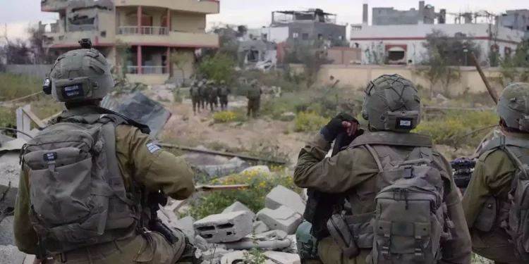 Tropas de las FDI operan en el barrio Shejaiya de la ciudad de Gaza, en una imagen publicada el 11 de abril de 2024. (FDI)