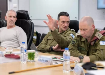Archivo: De izquierda a derecha: El jefe del Shin Bet, Ronen Bar, el jefe del Estado Mayor de las FDI, el teniente general Herzi Halevi, y el jefe del Comando Sur, el general de división Yaron Finkelman, asisten a una reunión en el cuartel general del comando en Beersheba, el 9 de marzo de 2024. (Fuerzas de Defensa de Israel)