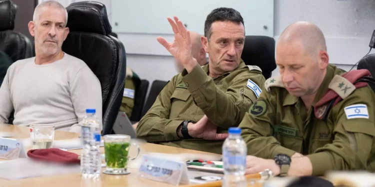 Archivo: De izquierda a derecha: El jefe del Shin Bet, Ronen Bar, el jefe del Estado Mayor de las FDI, el teniente general Herzi Halevi, y el jefe del Comando Sur, el general de división Yaron Finkelman, asisten a una reunión en el cuartel general del comando en Beersheba, el 9 de marzo de 2024. (Fuerzas de Defensa de Israel)