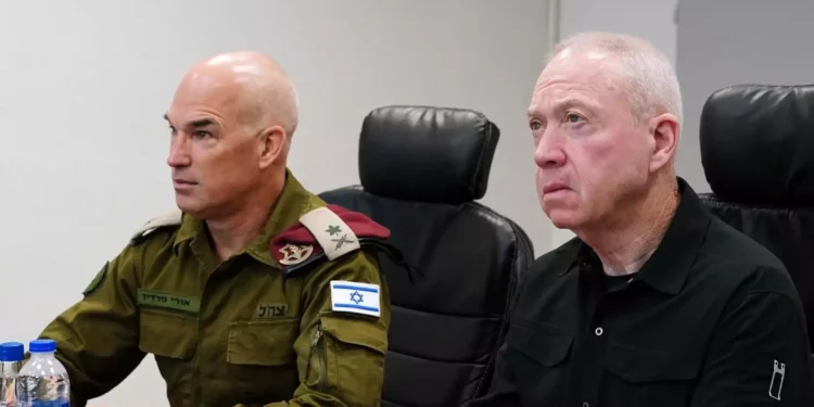 El ministro de Defensa, Yoav Gallant, sostiene una evaluación con el jefe del Comando Norte de las FDI en Safed, el general de división Ori Gordin, y otros altos oficiales, el 24 de abril de 2024. (Ariel Hermoni/Ministerio de Defensa)