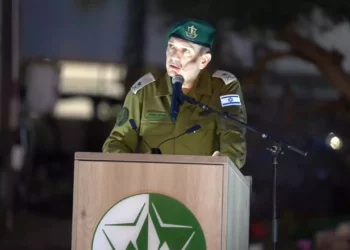 El jefe de la Dirección de Inteligencia Militar, mayor general Aharon Haliva, habla en una ceremonia de graduación de oficiales de inteligencia, el 3 de enero de 2024. (Fuerzas de Defensa de Israel)