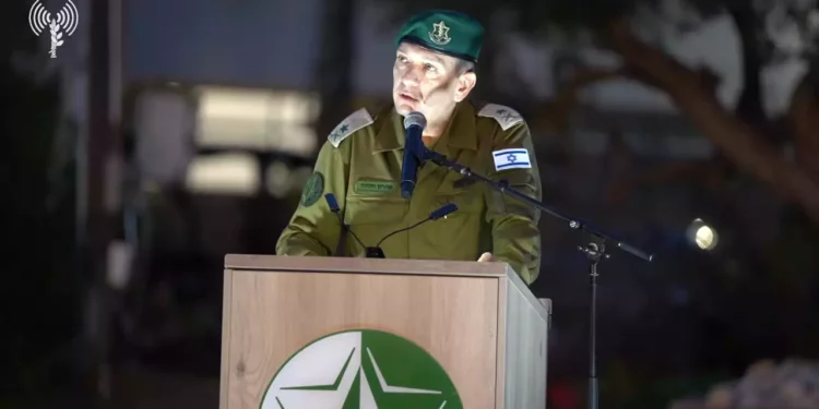 El jefe de la Dirección de Inteligencia Militar, mayor general Aharon Haliva, habla en una ceremonia de graduación de oficiales de inteligencia, el 3 de enero de 2024. (Fuerzas de Defensa de Israel)